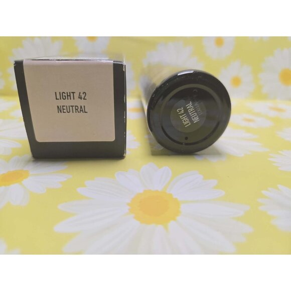 KVD Kat Von D Lock It Foundation Original 1.0 oz LIGHT 42 NEUTRAL NEW in box - Picture 6 of 9